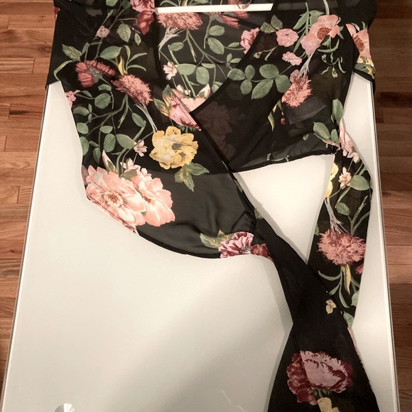 Forever 21 Contemporary Sheer Floral Deep V Wrap Blouse Size Small. - Picture 11 of 11